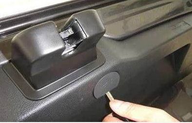 車上隱藏的逃生暗道 拔動(dòng)開關(guān)，關(guān)鍵時(shí)刻的救命法寶